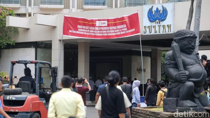 Situasi pengosongan Hotel The Sultan di Kompleks Gelora Bung Karno. Foto: Detik.com