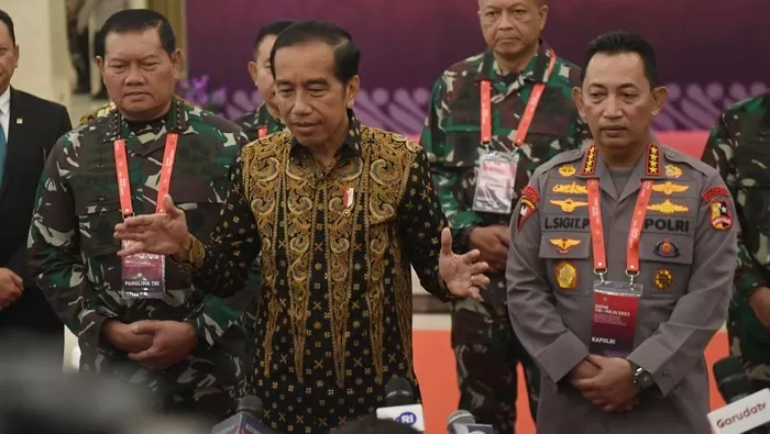 Presiden Jokowi (tengah) bersama Panglima TNI Laksamana Yudo Margono (kiri) dan Kapolri Jenderal Listyo Sigit Prabowo (kanan). Foto: Detik.com