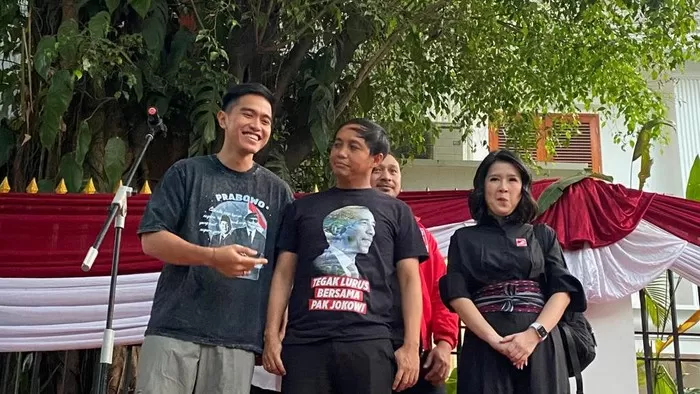 Kaesang memakai kaos bergambar Prabowo di rumah Prabowo di Kertanegara. Foto: Detik.com