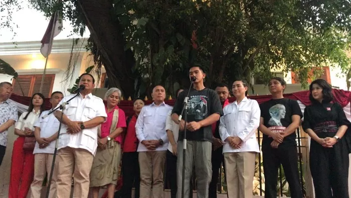 Prabowo Subianto saat mengunjungi Partai Solidaritas Indonesia (PSI). Foto: Detik.com