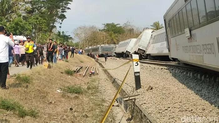 Kereta Api Argo Semeru anjlok sampai keluar rel lalu tertabrak Argo Wilis. Foto: Detik.com