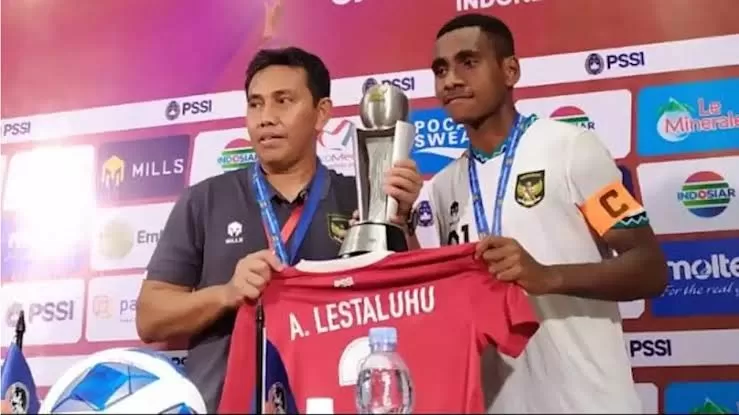 Potret Bima Sakti bersama Kapten Timnas Indonesia U-16 Iqbal di sesi Konferensi Pers. (Foto : Genmuslim / dok : berbagai sumber )