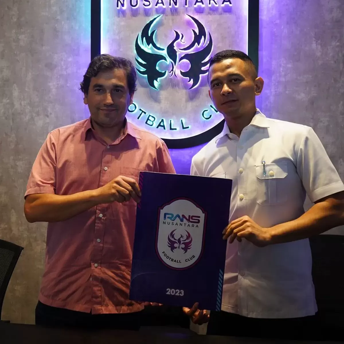 Potret Coach Almeida dalam sesi foto simbolis kontrak bersama RANS Nusantara FC  (Foto : Genmuslim / dok : berbagai sumber)