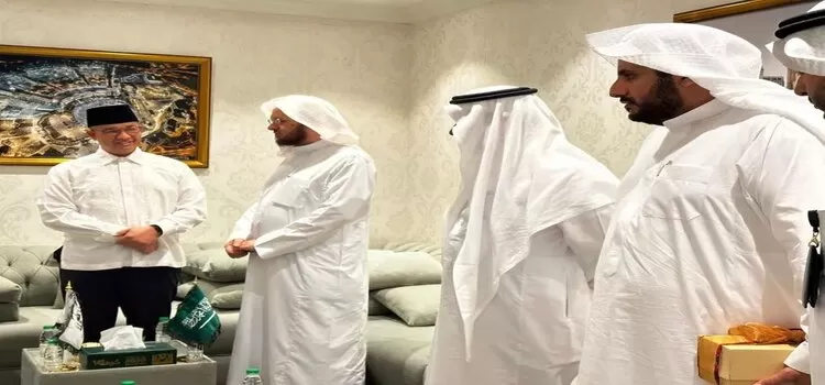 nies Baswedan Bersilaturahmi dengan Imam, Khatib Halaqah Al Quran Masjid Nabawi Syeikh Dr. Abdul Muhsin bin Muhammad Al Qasim (Genmuslim.id/dok:instagram/@aniesbaswedan)