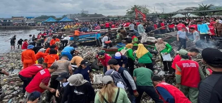 Sekitar 1500 Masyarakat Lampung Ikut Membantu Pandawara Group Bersihkan Pantai yang Menjadi Terkotor ke-2 di Indonesia (Genmuslim.id/dok: instagram/@pandawaragroup)