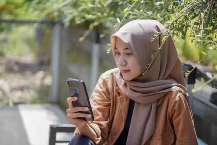 Ilustrasi Perempuan di Bawah Paparan Sinar Matahari (GENMUSLIM.id/dok: Freepik)