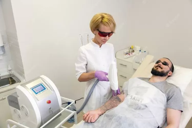 Ilustrasi Prosedur Hapus Tato (GENMUSLIM.id/dok: Freepik)