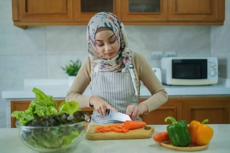 Ilustrasi Wanita Memasak (GENMUSLIM.id/dok: Freepik)