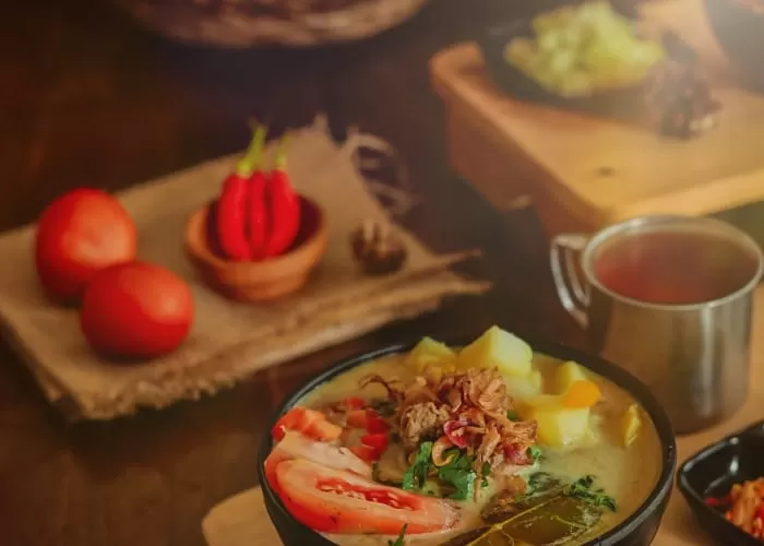 Resep makanan khas Indonesia yaitu soto yang cocok dinikmati bersama dengan keluarga ((Foto: GENMUSLIM.id/dok: unsplash/Ikhsan Baihaqi))