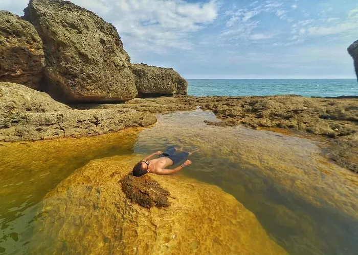 Keindahan Teluk Bidadari Pantai Mbehi. (FOTO GENMUSLIM.id/Instagram/@lingkarmalang)