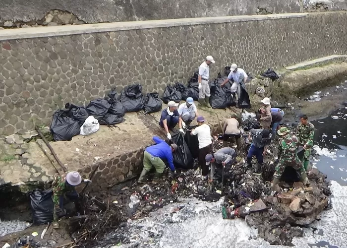 Ilustrasi sampah yang dibersihkan Pandawara group ((Foto: GENMUSLIM.id/dok: Wikimedia Commons/Stanley Teguh)