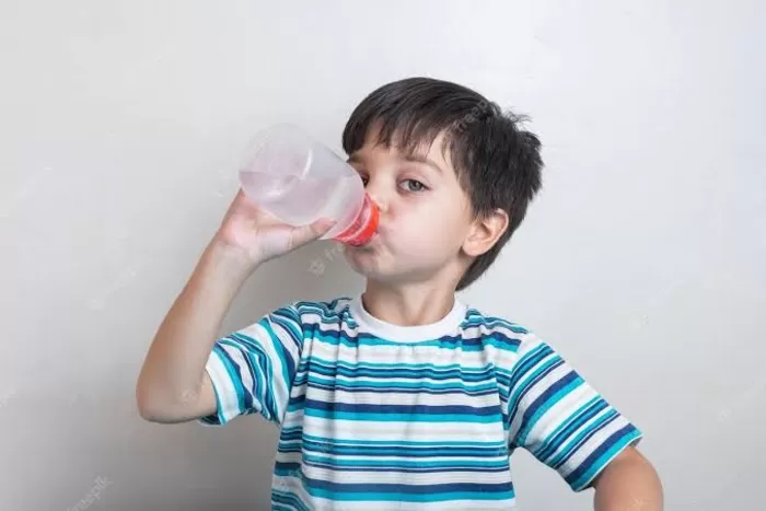 Menyapih anak yang sudah besar dari botol (Genmuslim.id/dok:Genmuslim.id / freepik)