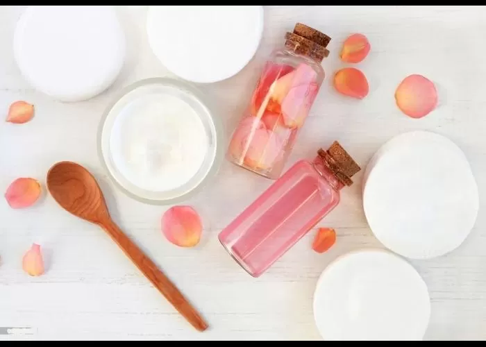 Ilustrasi Air Mawar Untuk Wajah Bersih Dan Glowing (Genmuslim.id/dok: pixabay/Anna-Ok)