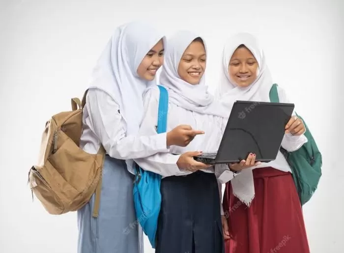 ilustrasi anak sekolah sedang melihat iuran SPP (GENMUSLIM.id/dok: Freepik)