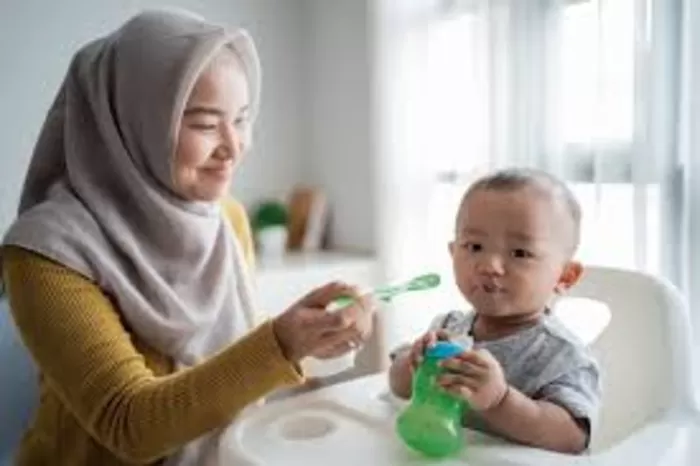 Ibu yang sedang menyuapi makanan panas ke anak (Genmuslim.id/dok: freepik)