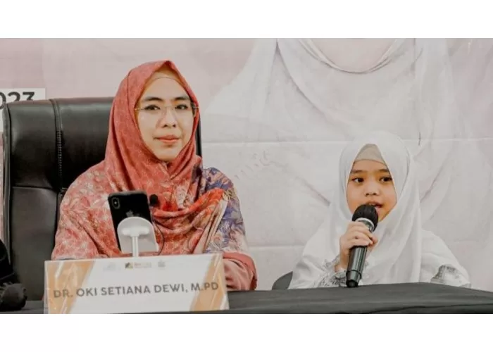 Cara Ustadzah Oki mengajarkan anak dalam menghafal Al Quran (GENMUSLIM/dok:instagram/@okisetianadewi)