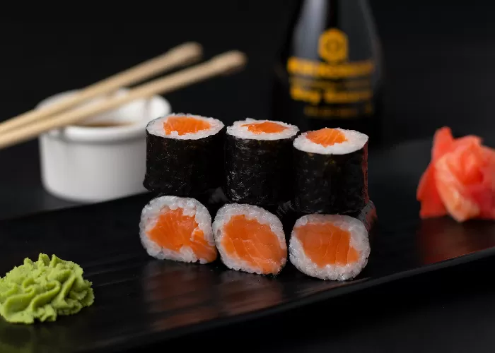 Resep sushi kulit tahu yang cocok untuk anak kos (GENMUSLIM.id/ dok: Unsplash / Mahmoud Fawzy)
