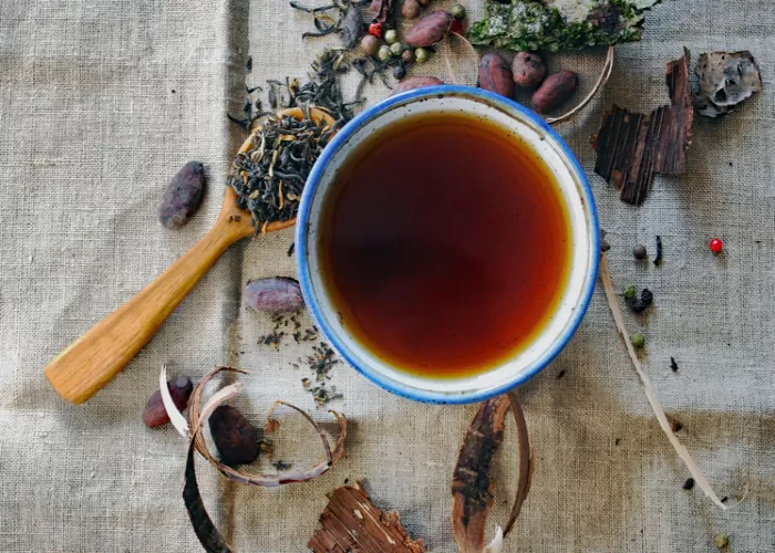 Resep warm honey green tea yang memiliki manfaat bagi kesehatan tubuh (GENMUSLIM.id/ dok: Unsplash / Drew Jemmett )