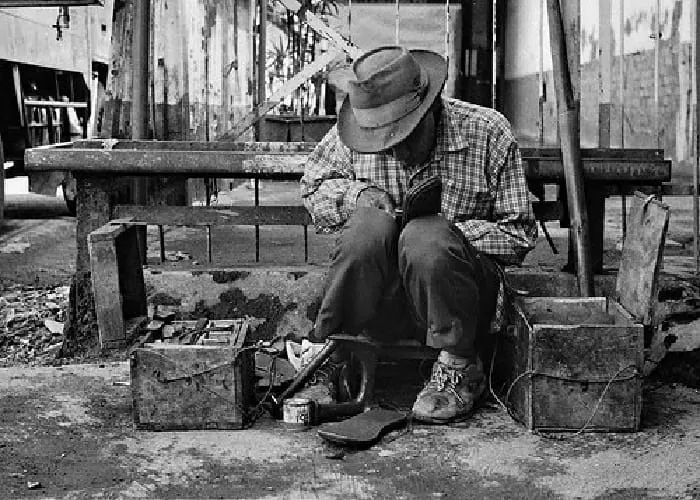 Tukang sol sepatu (GENMUSLIM.id/dok: WordPress.com)