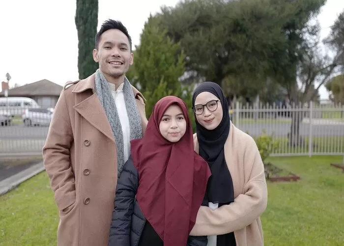 Foto Sienna saat Berhijab Bersama orang tuanya (Foto : Genmuslim/ dok : Instagram @nesyanabila)