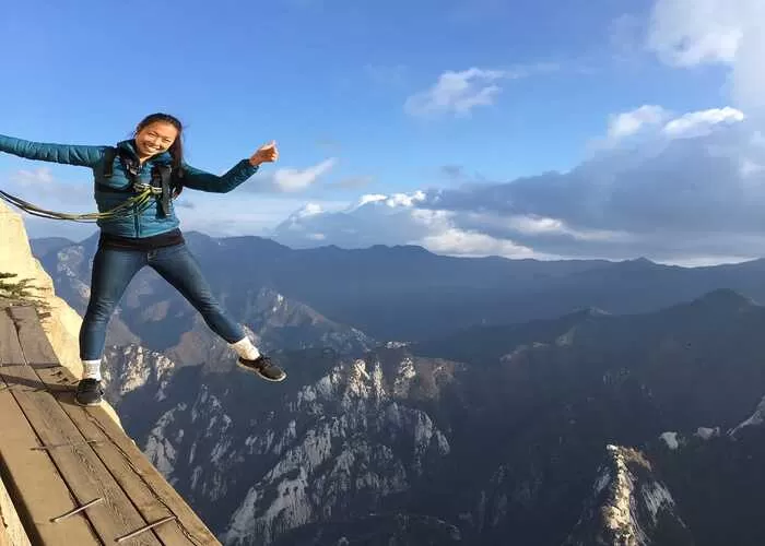 Destinasi wisata yang ekstrem di Gunung Hua, China (Foto : Genmuslim / dok : Instagram @wild_food_around_the_world)