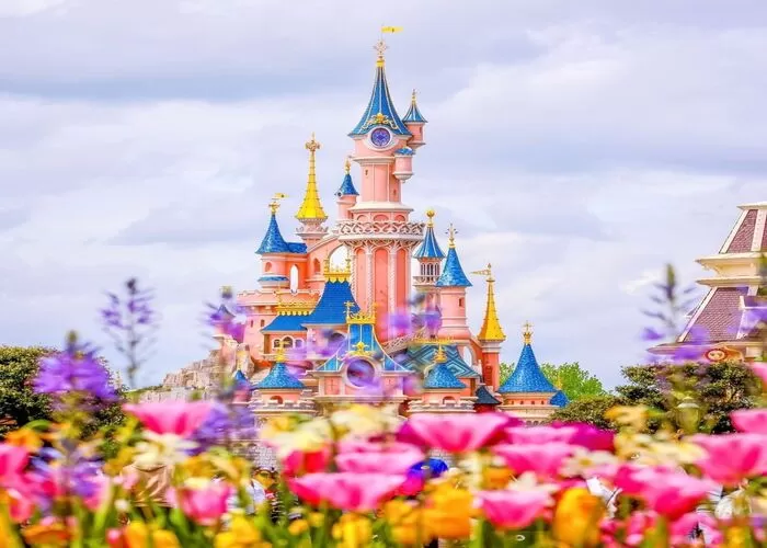 Keindahan Destinasi Wisata Disneyland di Paris yang Menakjubkan ((Foto: GENMUSLIM.id/dok: Instagram @disneylandparis))