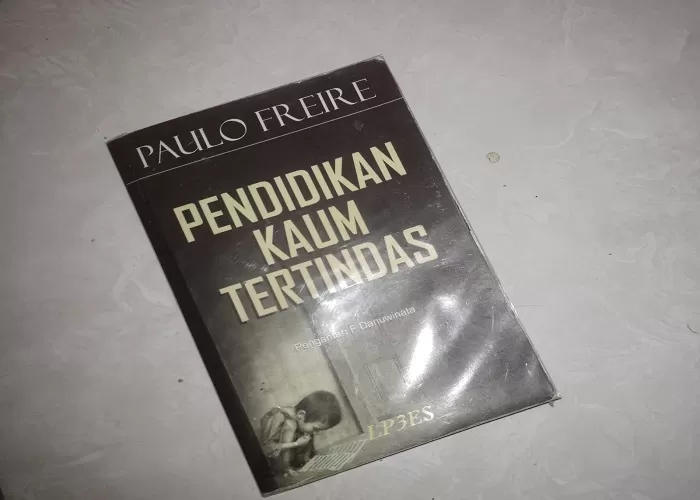 Ulasan buku pendidikan kaum tertindas, kritik Freire atas pendidikan 'gaya bank'. (GENMUSLIM.id/dok: dokumentasi pribadi)