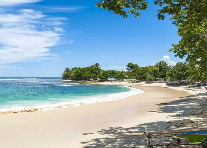 Keindahan Wisata Pantai Linau di Bengkulu, Indonesia (FOTO : GENMUSLIM.id/dok : Instagram @hallo.iqballl)