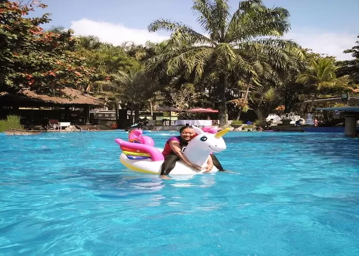 Wisata kolam renang Permata Jingga Swimming Pool yang nyaman dan kece (FOTO : GENMUSLIM.id/dok : Instagram @uwikjuristy)