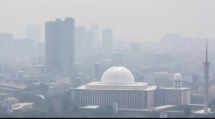 Langit Jakarta berkabut akibat polusi udara (GENMUSLIM.id/dok: Instagram/@rti.rtisi)
