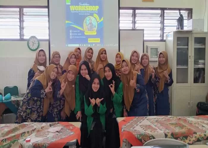 Potret Mahasiswa PPL UNIRA usai lakukan workshop Implementasi Kurikulum Merdeka di MTs Attaraqqie ((Foto: GENMUSLIM.id/dok: Nindia Rosa Nirmada))