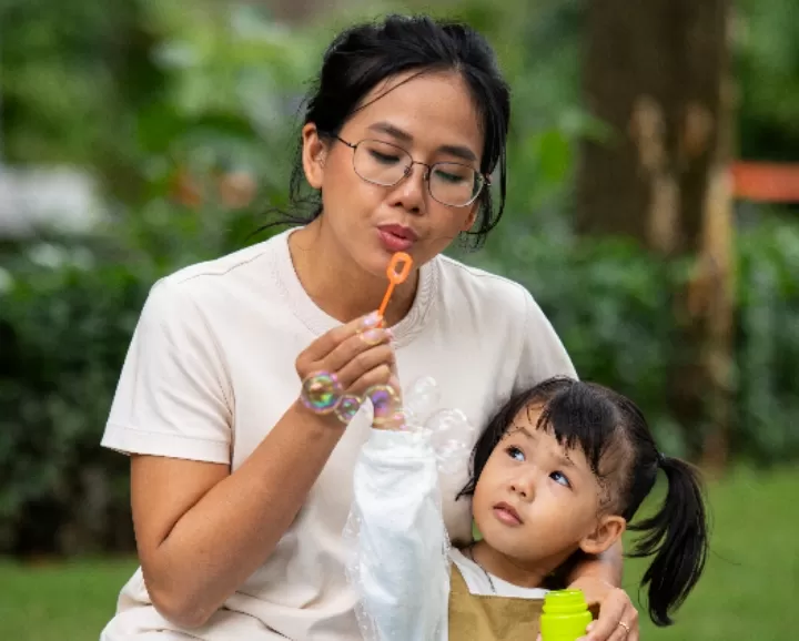 keterlambatan berbicara dan pengenalan bahasa pada anak (GENMUSLIM.id/dok; freepik)