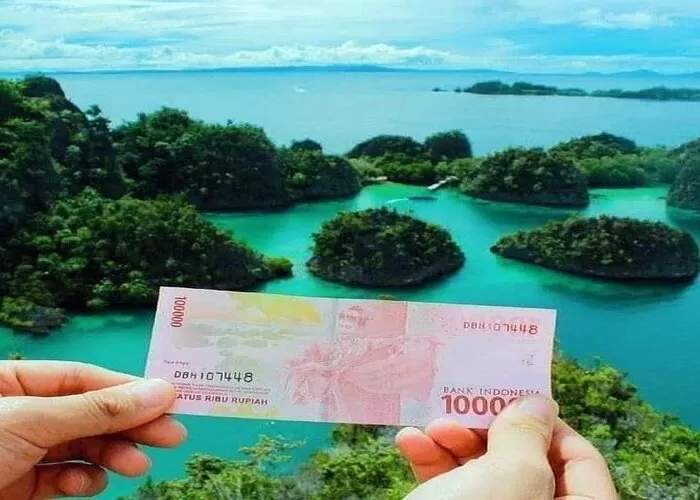 Potret keindahan wisata Wayag, Raja Ampat yang menghiasi uang kertas rupiah.  (GENMUSLIM.id/dok :Twitter.com/AntonQuanYu)