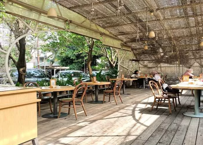 Hummingbird Eatery salah satu wisata cafe yang cocok buat muslimah healing bareng bestie. (GENMUSLIM.id/dok : Instagram/@hummingbirdeateryandspace)