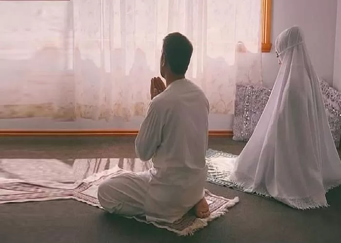 Shalat berjemaah laki-laki dan perempuan (GENMUSLIM.id/dok: Islampos.com)