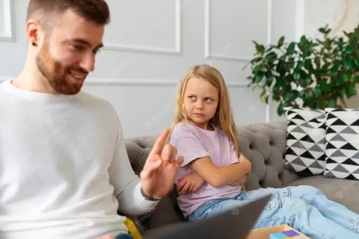 Anak yang  mendapat ancaman dari orang tua  (Genmuslim.id / Freepikm id)