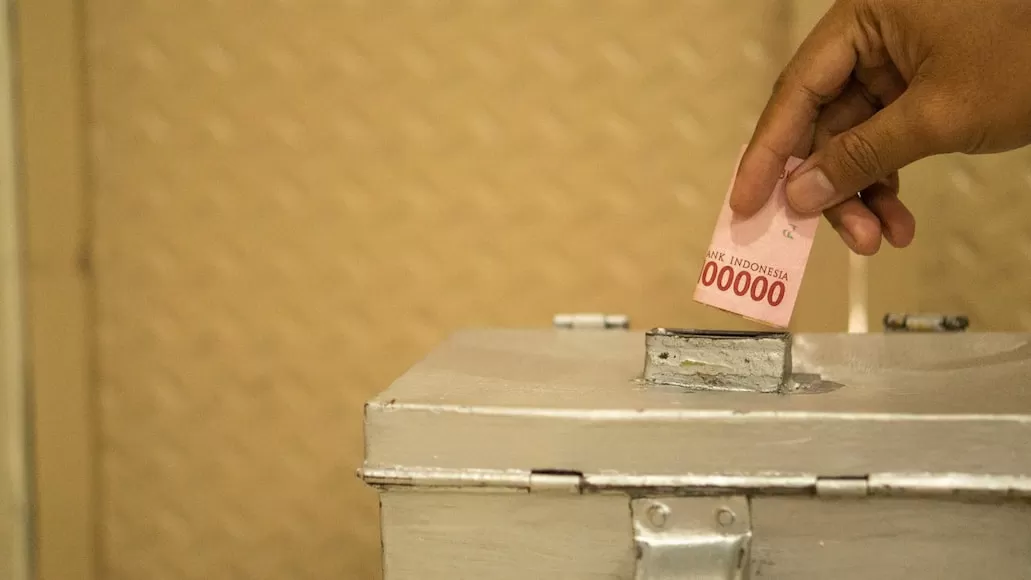 Hikmah sedekah bagi umat muslim. (GENMUSLIM.id/unsplash/Madrosah Sunnah)