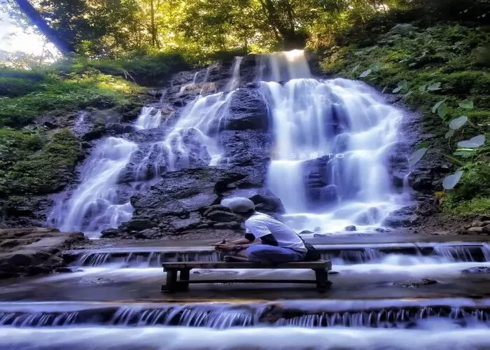 Pesona wisata air terjun watu lumpang di Trawas Probolinggo Jawa Timur. (GENMUSLIM.id/dok : Instagram@san_to_so18)