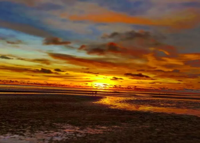  Keindahan pesona sunset di Pantai Lampu Satu, salah satu wisata yang ada di Papua Selatan ((FOTO GENMUSLIM.id/dok : Instagram@khoirul_hidayatulloh))