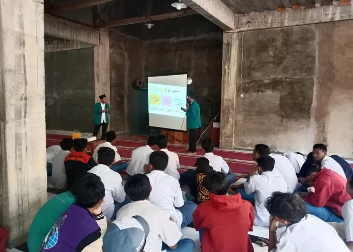 Pelaksanaan kajian Aswaja mahasiswa PPLK UNISMA di SMK Negeri 5 Malang ((FOTO GENMUSLIM.id/dok : Istimewa ))