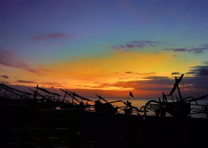 Suasana senja di wisata Pantai Tanjung Karang Sulawesi Tengah. (GENMUSLIM.id/dok : Instagram@devisonya)