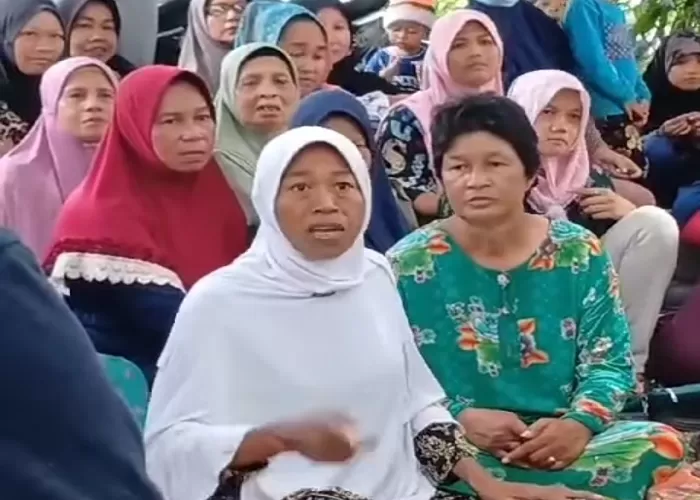 Tangisan masyarakat pulau Rempang terkait penggusuran kampung halamannya  (GENMUSLIM.id/ dok: Instagram/@walhiriau)