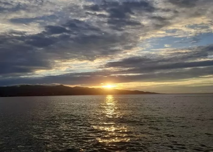 Keindahan sunrise di Pantai Manakarra, salah satu tempat wisata di Sulawesi Barat ((FOTO: GENMUSLIM.id/dok : Instagram@flaudia_wvws))