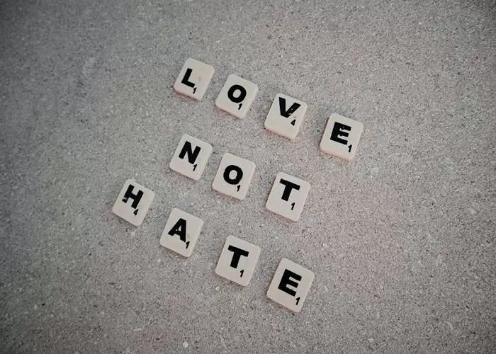 Cerpen tentang sosok Umar bin Khattab RA yang semula membenci Nabi Muhammad SAW hingga akhirnya jadi sahabat dan menegakkan Islam ((GENMUSLIM.id/dok: Pexels/Nothing Ahead))