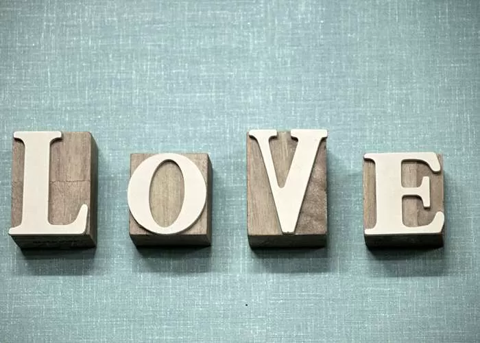 Cinta dalam diam Ali bin Abi Thalib dan Fatimah menjadi kisah yang menyentuh diceritakan dalam cerpen series muslimah ((GENMUSLIM.id/dok: Pexels/Song Heajin))