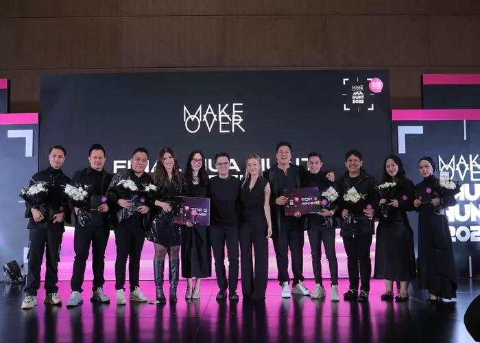 Para peserta MUA Hunt 2023 beserta tim Juri yang merupakan makeup artist professional ((Foto: GENMUSLIM.id/dok: Mariatun Lubis/Istimewa))