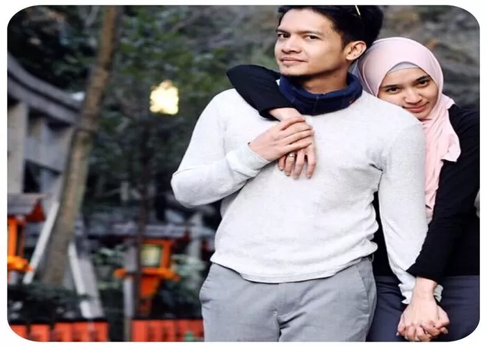 Ini dia kisah Dhini Aminarti dan Dimas Seto yang perlu kamu ketahui ((Foto: GENMUSLIM.id/dok: Instagram @dhiniaminarti))