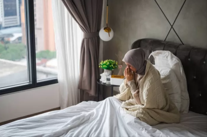 Ilustrasi membaca doa saat sakit pusing dan demam (GENMUSLIM.id/dok: Unsplash/ simon2579)