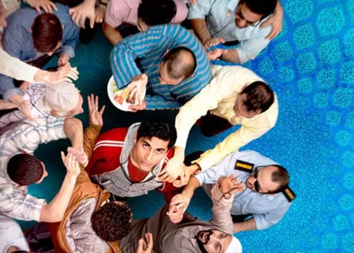 Kebohongan Ali dalam film Ali Wedding yang membuat komunitasnya ikut kecewa ((GENMUSLIM.id / dok: Twitter @melblibrary))