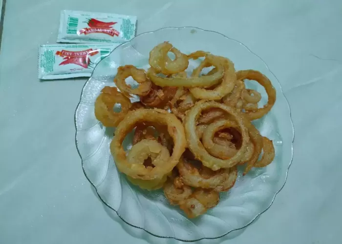 Resep camilan onion ring yang mudah dan simpel ((GENMUSLIM.id/ dok: cookpad.ckm / @eka_wu ))